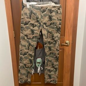 Levi camo pants